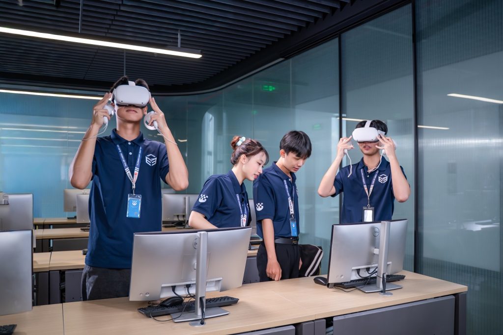 Sinh viên được thực hành trực tiếp tại Trung tâm Đào tạo Autodesk và Lab Thực tế ảo AR/VR